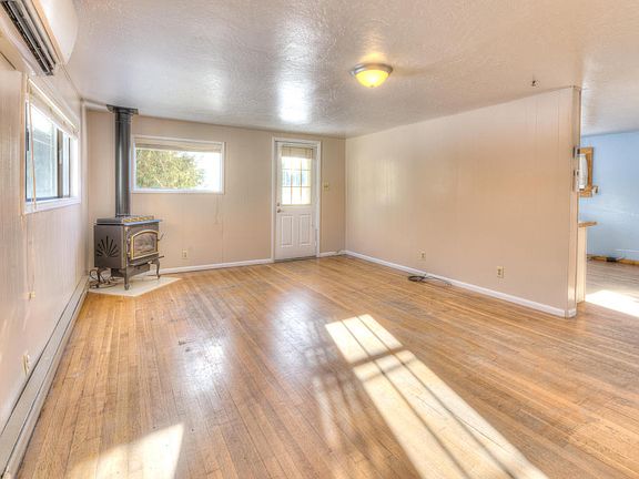 4th image of 215 Genesee Dr
