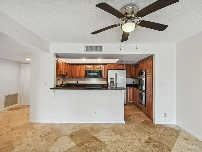 100 Oakmont Ln #106 — Photo 16