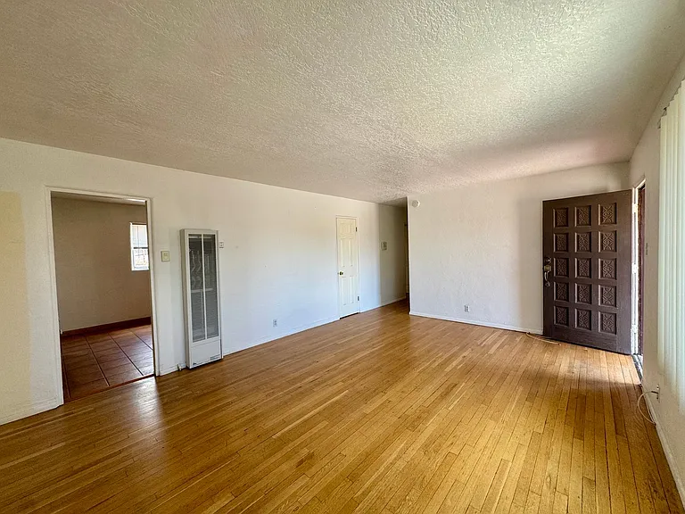 1708 Richmond Dr NE — Photo 2
