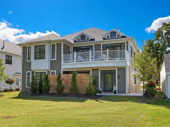 563 Mill St, Fontana, WI 53125