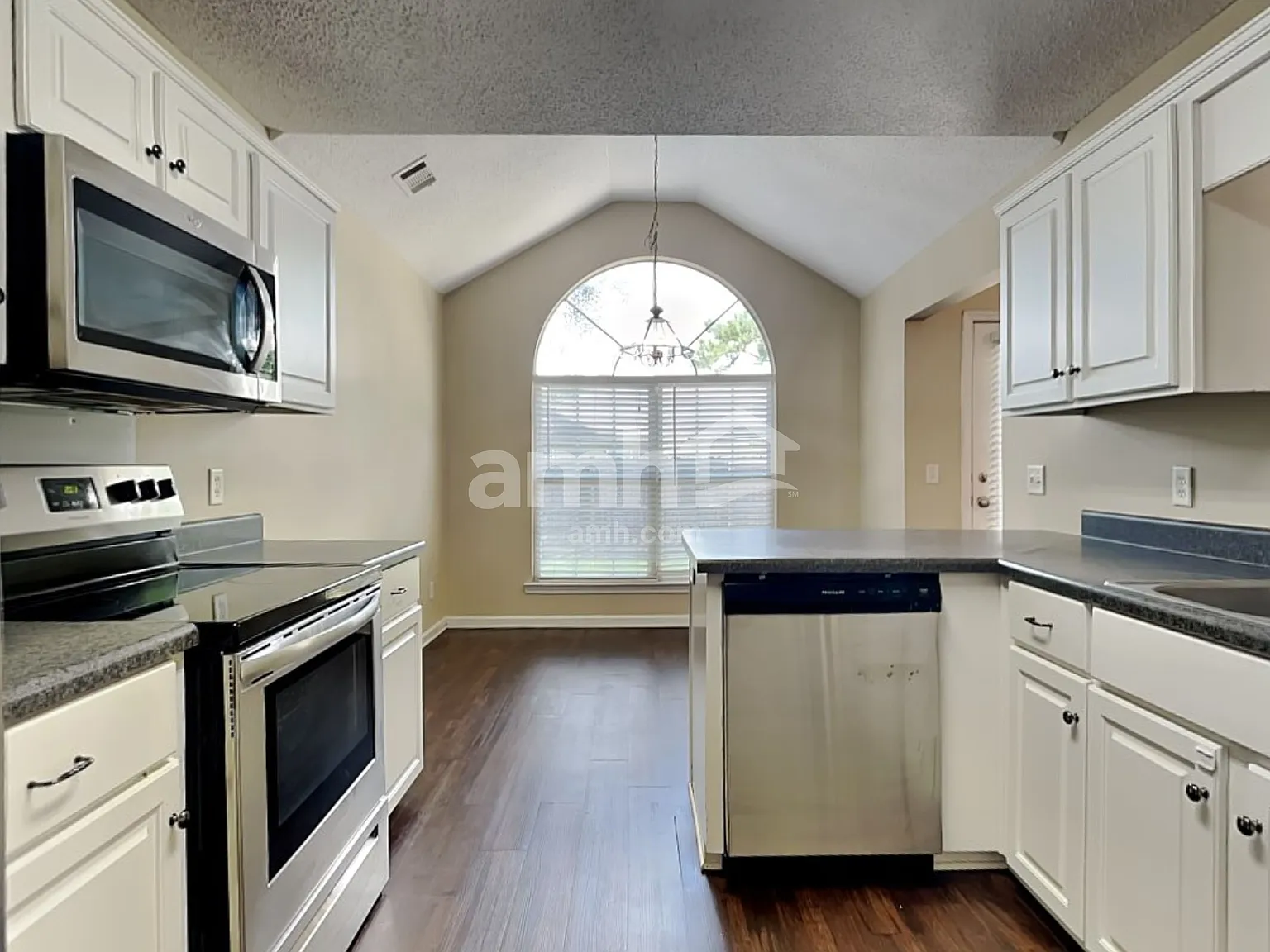 3 bed, 2.0 bath, 1553 sqft, $2,185 — Photo 4