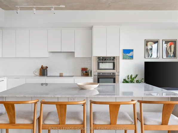 899 College St #Penthouse 604, Toronto, ON M6H 3P7