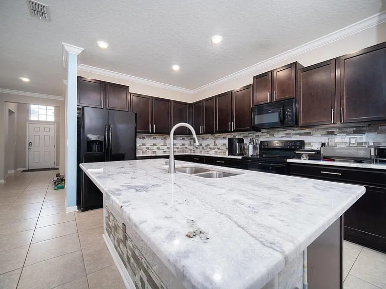 10932 Haws Ln — Photo 1