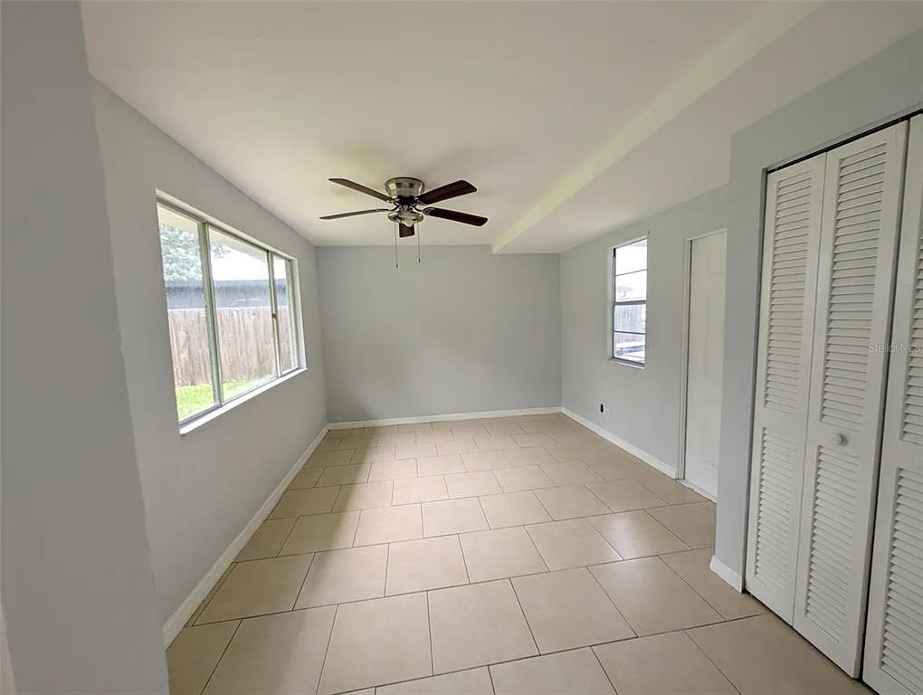 3 bed, 1.0 bath, 907 sqft, $1,800 — Photo 2