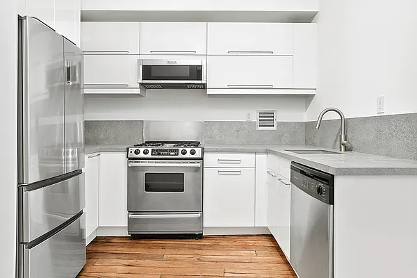 Sold by The SIMPLE Real Estate Co | media 9