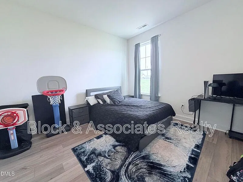 4 bed, 3.0 bath, $2,850 — Photo 3