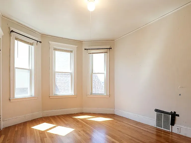 51 Leicester St #2 — Photo 5