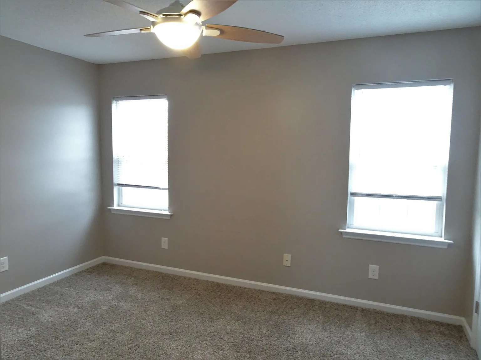 Grandeur Avenue 4001 - 1 — Photo 3