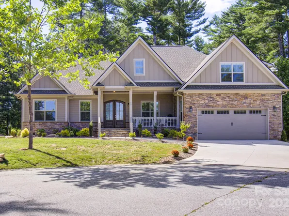 25 Willow Ct, Hendersonville, NC 28739