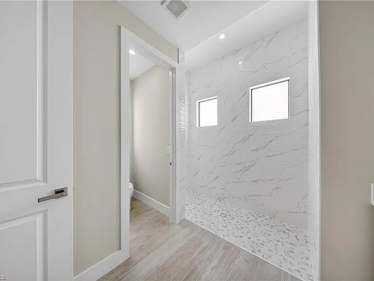 821 Moore Ave — Photo 32