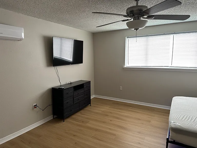 10918 Crescent Ln — Photo 3