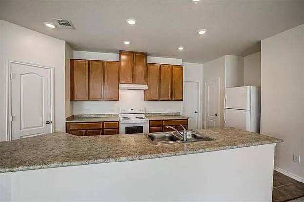 3 bed, 1594 sqft, $1,850 — Photo 2