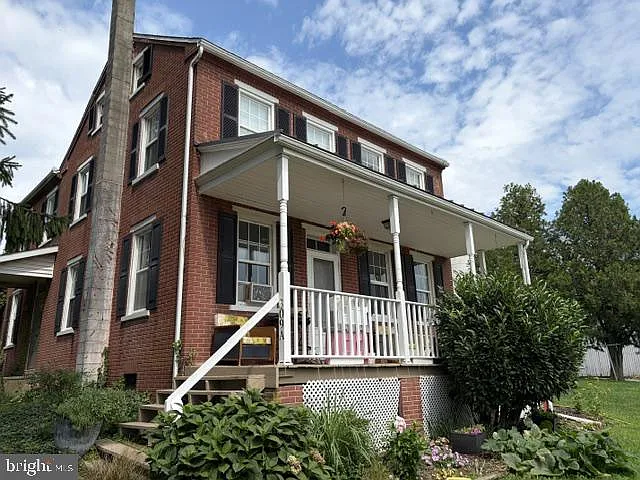 2 bed, 1.0 bath, 2457 sqft, $1,650 — Photo 1