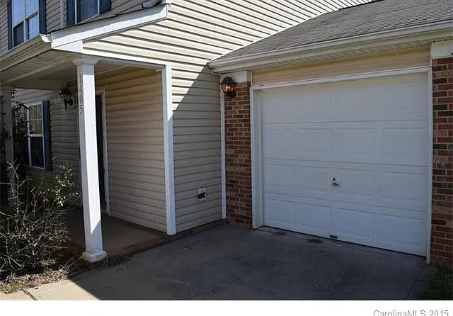 1405 Clooney Ln — Photo 2