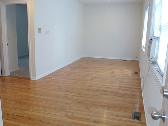 2nd image of 940 N Greenview Ave APT 1R