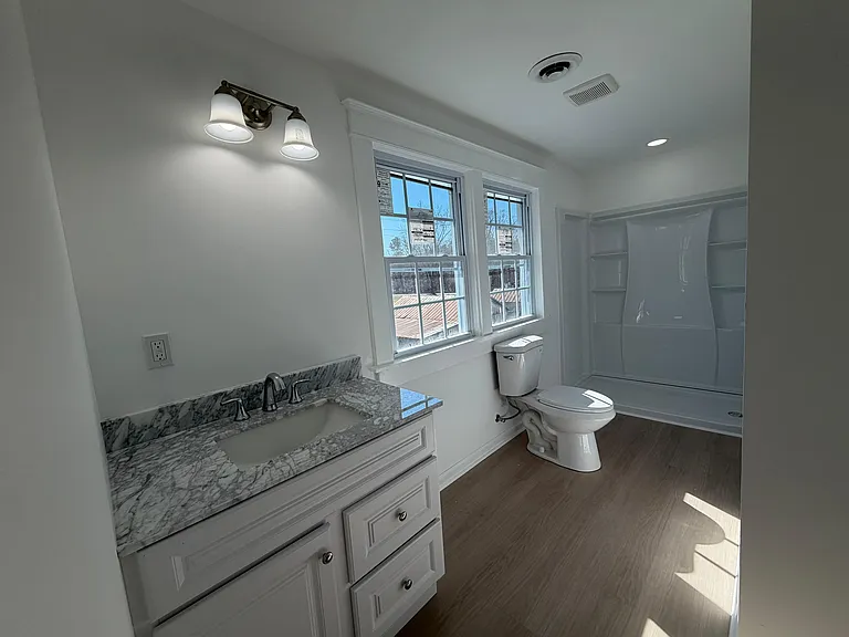 860 King William Rd — Photo 6