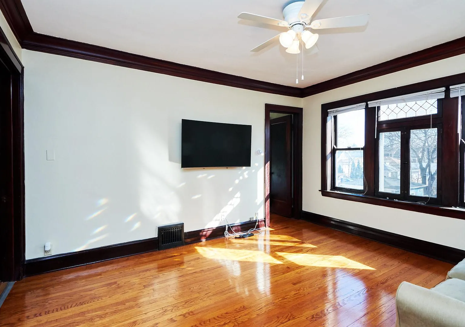 517 Jackson Blvd — Photo 4