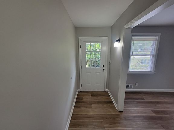4th image of 323 Pineview Dr