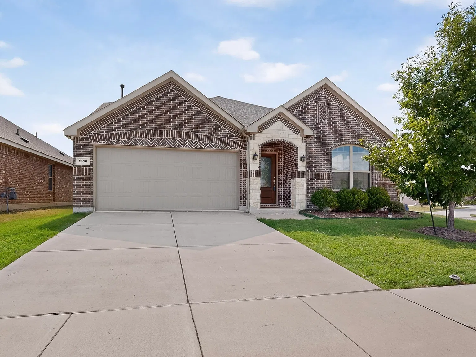 4 bed, 2.5 bath, 2372 sqft, $2,495 — Photo 3