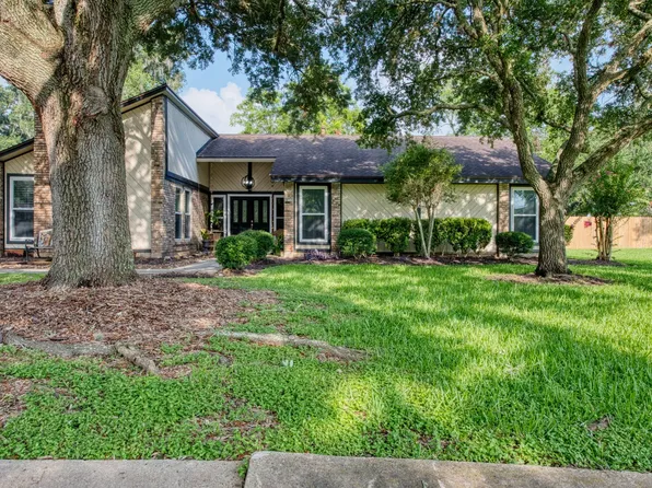 54 Royal Oak Cir, Lake Jackson, TX 77566