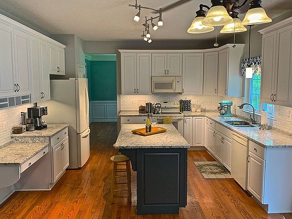 3rd image of 42880 Mary Beth Ct