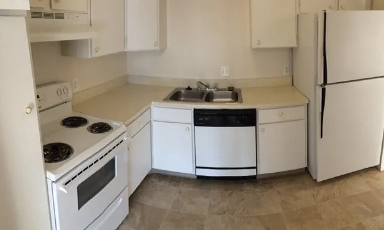 Senate Place Apartments — Photo 18