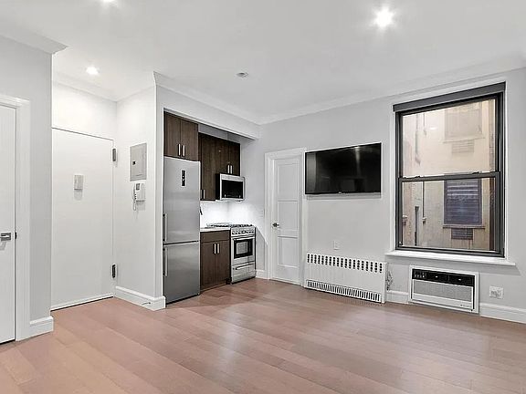 3rd image of 112 W 72nd St APT 7F