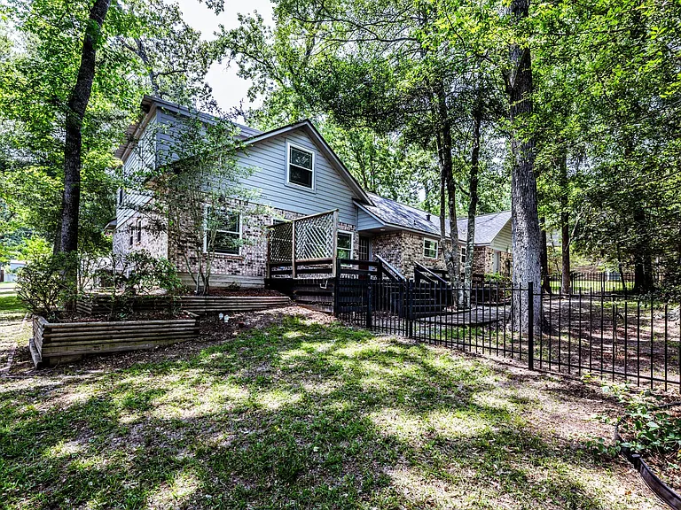 1006 Amesbury Ct — Photo 18