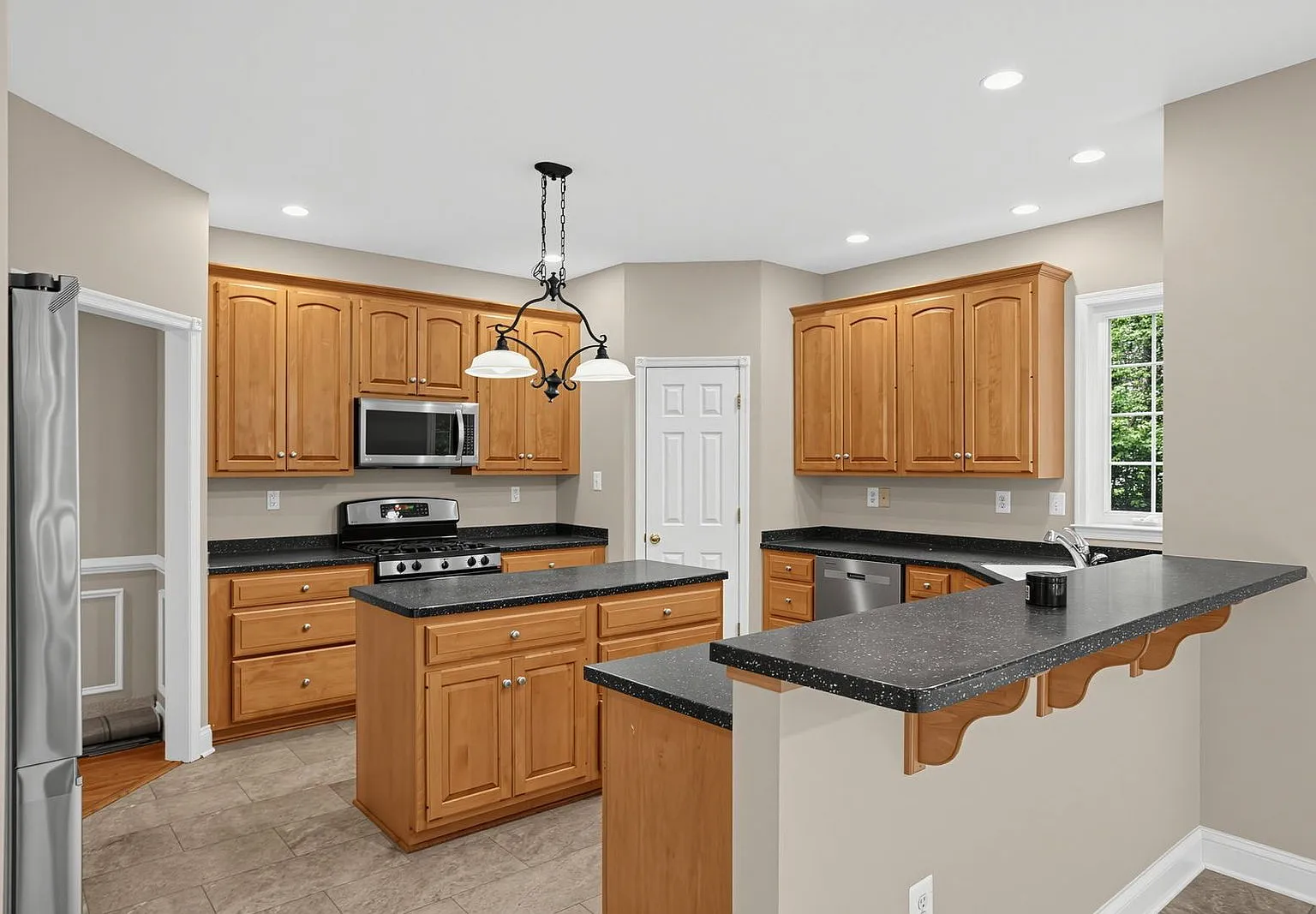 4 bed, 4.5 bath, 4700 sqft, $4,500 — Photo 3