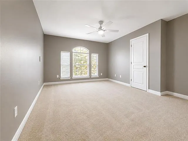 308 W Robert E Lee Blvd — Photo 7
