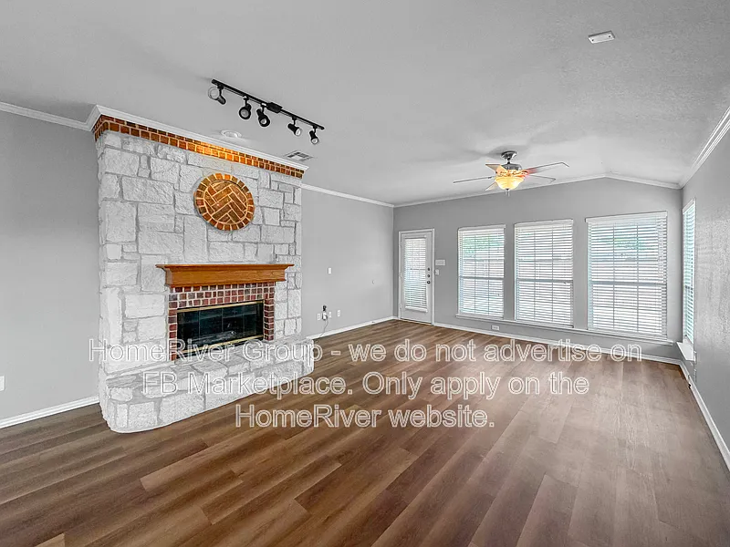 4 bed, 2.0 bath, 2096 sqft, $2,395 — Photo 2