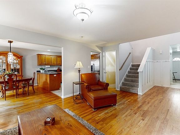 4th image of 1405 Somerset Dr