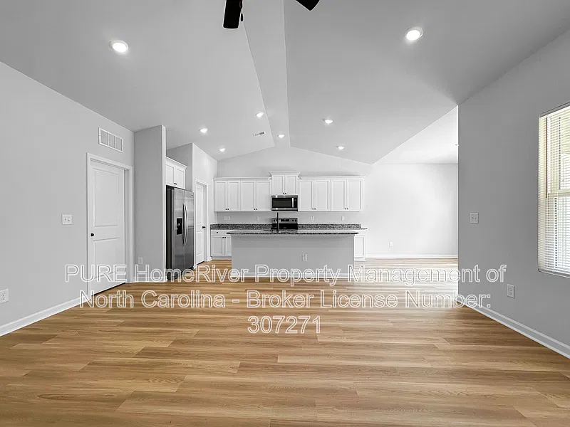 3 bed, 2.0 bath, 1552 sqft, $1,825 — Photo 3
