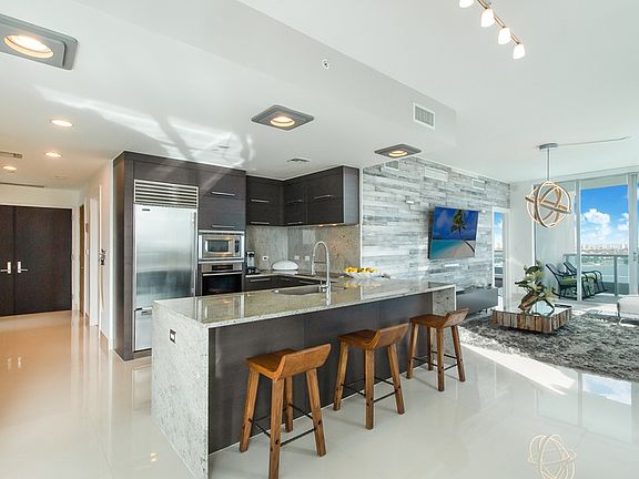 3rd image of 900 Biscayne Blvd APT 2501