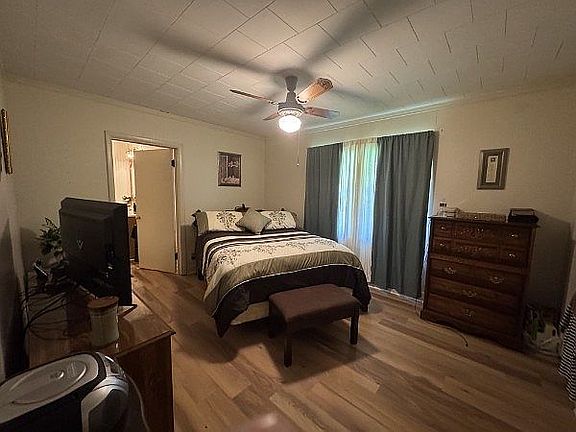 5th image of 154 Marie St