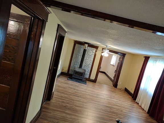 Living room w open floor pla