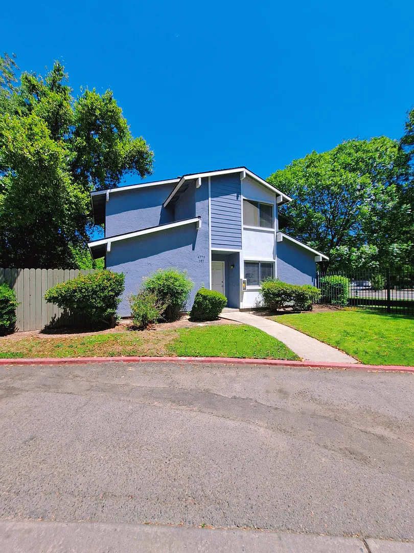Move-in Special: Half Off the 1st Month's Rent Comfortable 2 Story Condo By Fresno State! — Photo 4