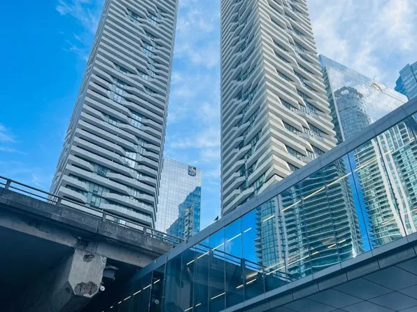 88 Harbour St #4611, Toronto, ON M5J 0C3