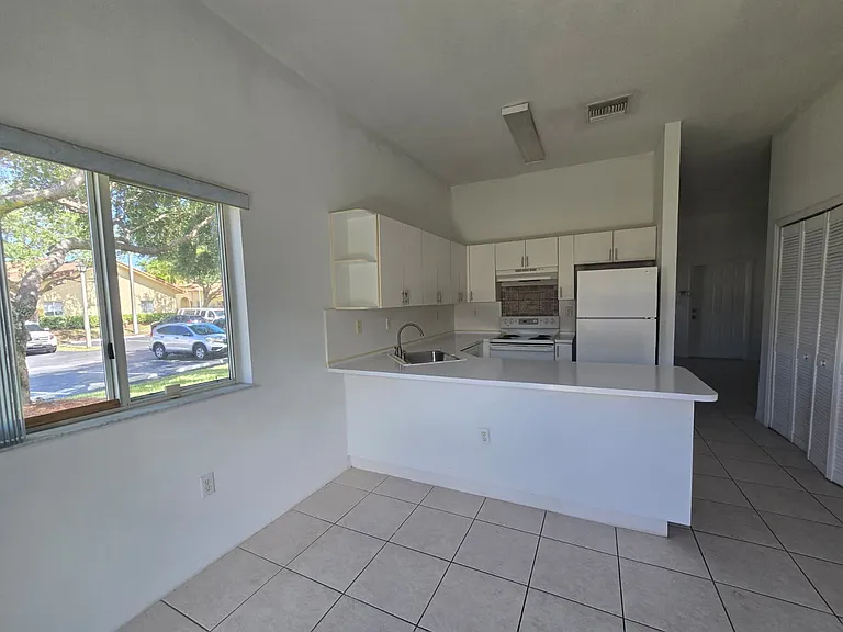 SW 87th Ct — Photo 9
