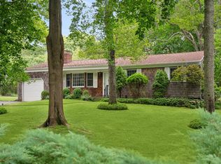 13 Beechwood Dr, Southampton, NY 11968