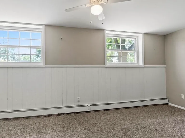 1005 E Washington Center Rd — Photo 16
