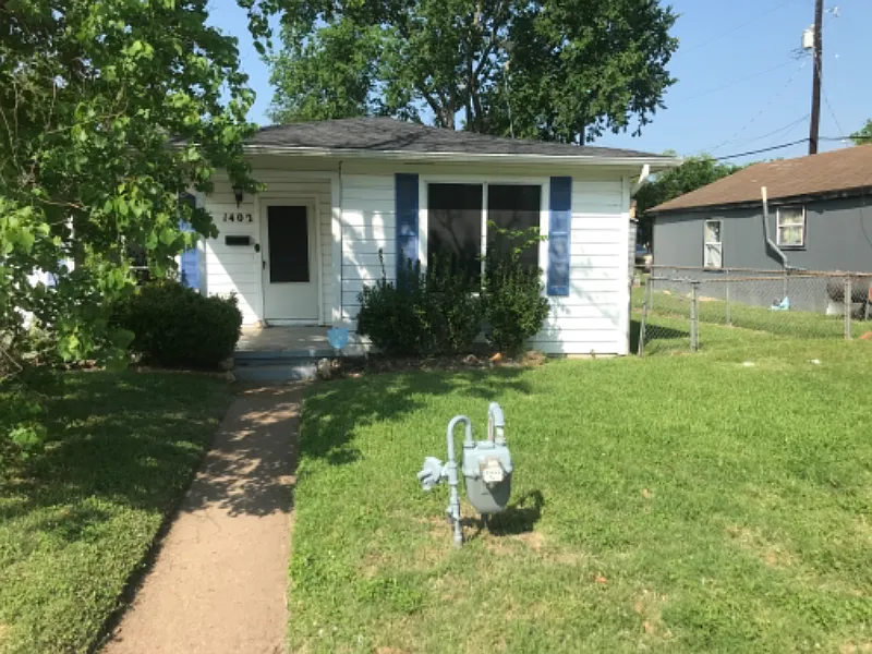 3 bedroom 1 bath with large fenced yard — Photo 2