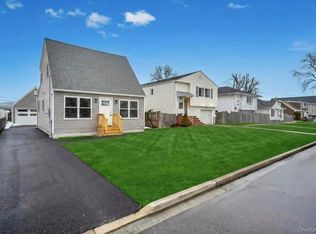 52 Halycon Rd, Lindenhurst, NY 11757