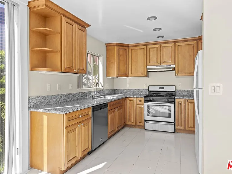 1233 Barry Ave #208 — Photo 10