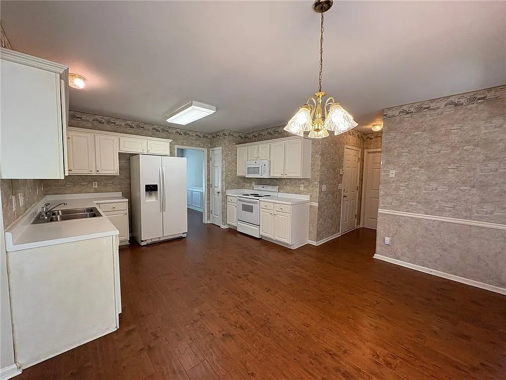 4 bed, 2.5 bath, 2344 sqft, $2,500 — Photo 4