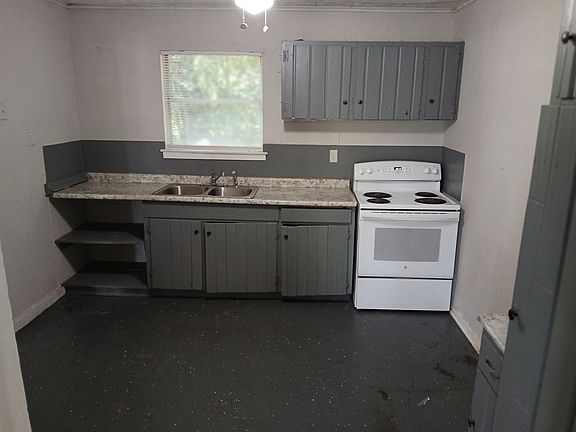 3rd image of 842 Lucerne Ave