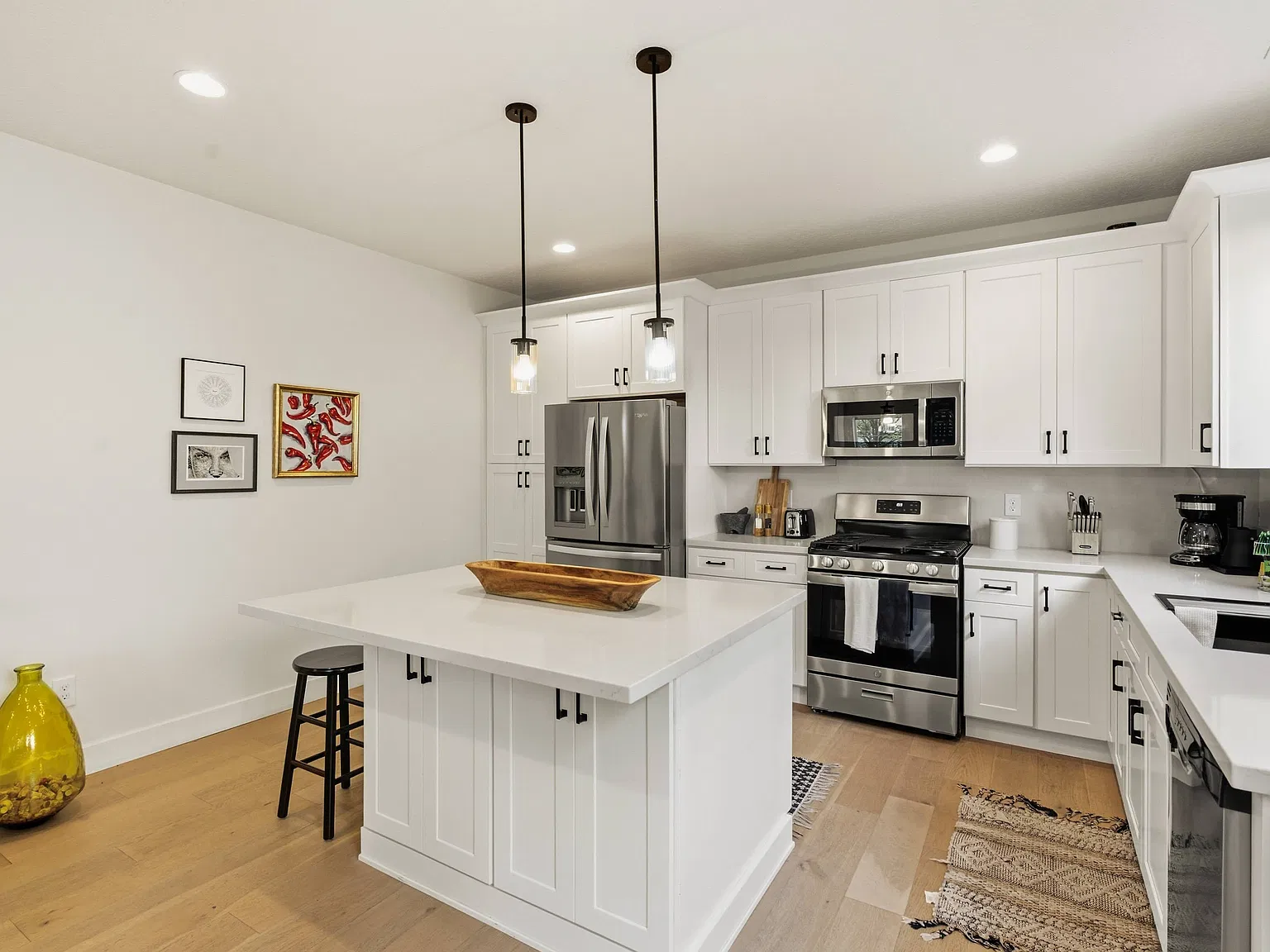 4 bed, 2.5 bath, 2017 sqft, $4,200 — Photo 2