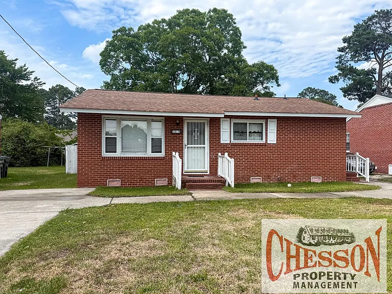 1017 Vance St E — Photo 1