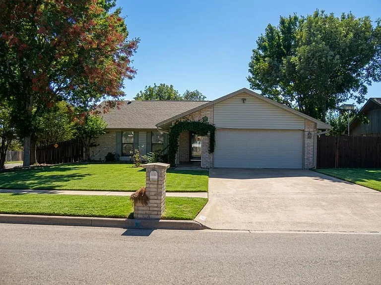 202 Margarita Dr — Photo 1