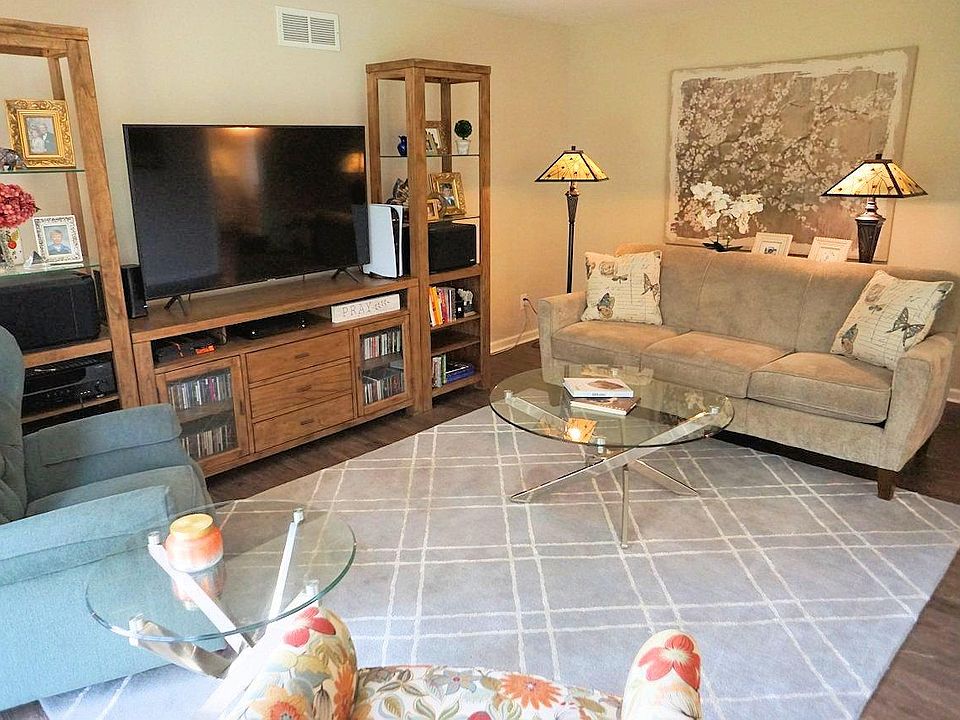 2nd image of 512 W Cumberland Ct Unit 88
